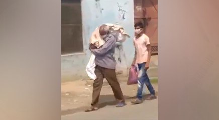 VIDEO: कोरोना से जान गंवाने वाले बेटे की लाश कंधे पर लेकर पैदल भटका पिता, किसी ने नहीं की मदद