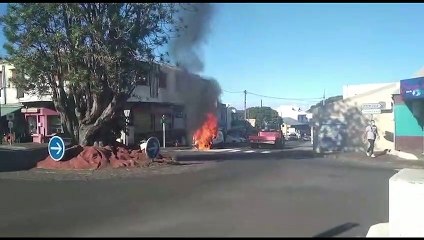 Le Tampon : Un fourgon en proie aux flammes