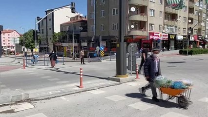 Pazar yerleri Kovid-19 tedbirlerine uyularak açıldı