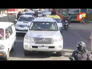 Sasikala Leaves For Chennai, Welcomed At Hosur Border