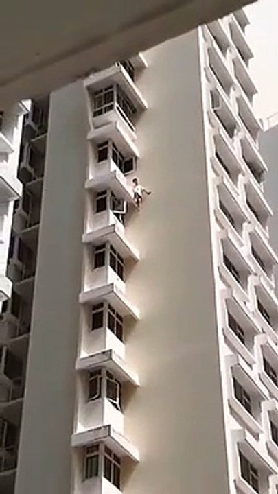 Un ado tombe d'un immeuble en voulant prendre un selfie