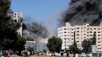 Descargar video: El Ejército israelí destruye un edificio en Gaza que albergaba las oficinas de varios medios internacionales