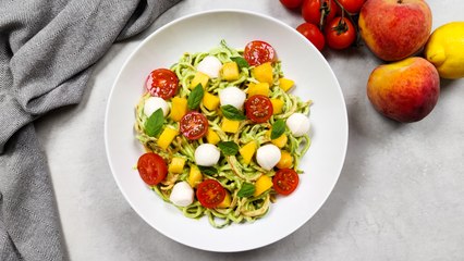 Espaguetis de calabacín y zanahoria con salsa de aguacate