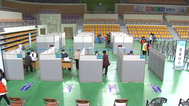 사흘간 백신 접종 뒤 이상 신고 1,200여 건...사망 신고는 16명 늘어 / YTN