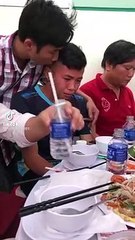 Em trai không ăn nổi cỗ, nghẹn ngào không nỡ xa chị