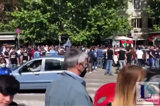 Lazio, l'abbraccio dei tifosi alla squadra a Ponte Milvio