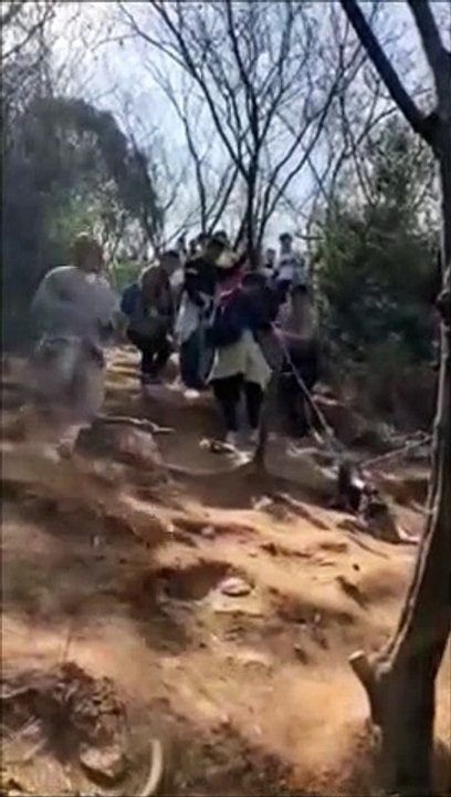 Un moine descend un chemin de montagne vertigineux d'une façon géniale