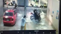 Ce biker s'amuse à la station de lavage et se prend une belle gamelle