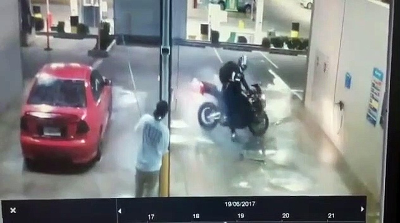 Ce biker s'amuse à la station de lavage et se prend une belle gamelle