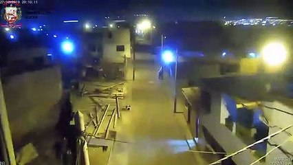 Cet enfant fait ses devoirs dans la rue sous un lampadaire