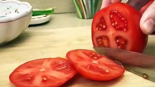 Il suffit de mettre un œuf dans une tomate et vous serez étonné! Recette du petit déjeuner