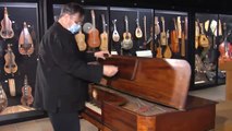 Un coleccionista convierte su casa de Valladolid en un museo musical con miles de instrumentos