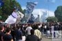 I tifosi della Lazio supportano la squadra a Ponte Milvio