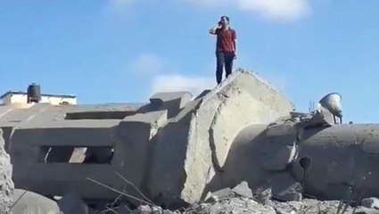 İsrail'in saldırıları da dindiremedi! Filistinli adam, cami enkazının üzerinde ezan okudu