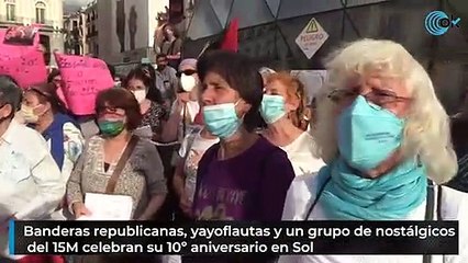 Banderas republicanas, yayoflautas y un grupo de nostálgicos del 15M celebran su 10º aniversario en Sol