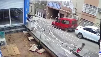 Freni boşalan kamyon elektrik direğine ve apartmanlara çarptı