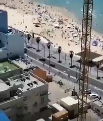 Filistinliler katledilirken sahilde eğleniyorlardı! Roket sesleriyle çil yavrusu gibi dağıldılar