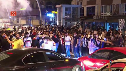 Beşiktaşlı taraftarlar şampiyonluğu kutladı!