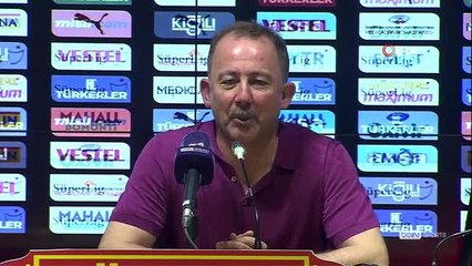Futbolcular Sergen Yalçın'ın basın toplantısını bastı