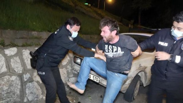 KISITLAMADA DUVARA ÇARPAN KAMYONETİN SÜRÜCÜSÜ POLİSE ZOR ANLAR YAŞATTI