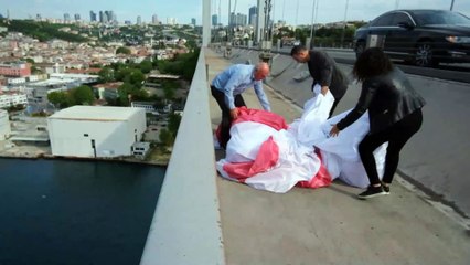 CHP milletvekilleri, 15 Temmuz Şehitler Köprüsü’ne "128 Milyar Dolar Nerede?” pankartı astı