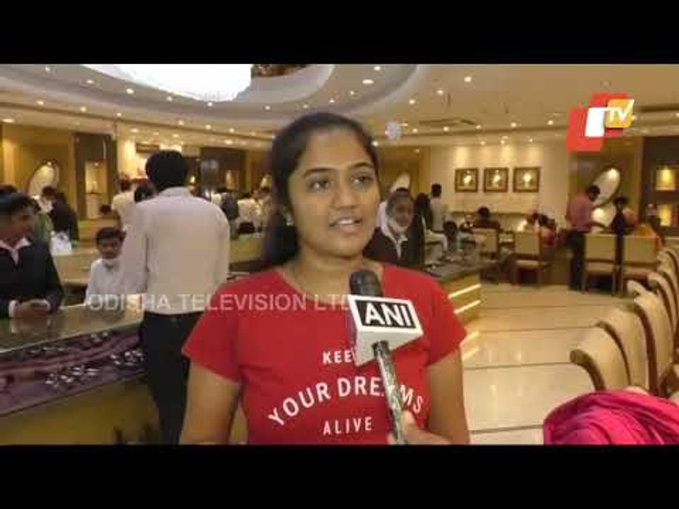 Shoppers In Surat Throng Jewellery Shops As Gold Price Falls