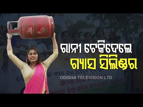 Women Congress Members Take Out Rally Protesting LPG Price Hike