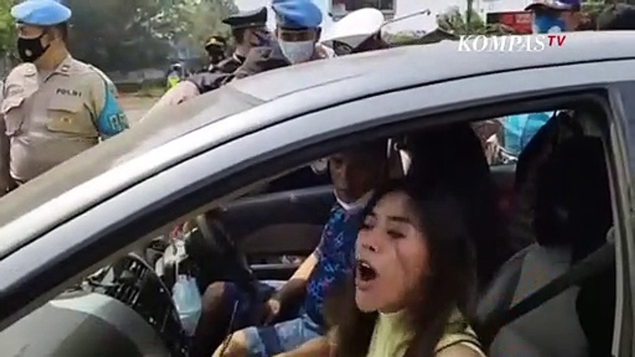 Angkat Kaki & Banting HP, Penumpang Ini Ngamuk Diminta Putar Balik oleh Polisi