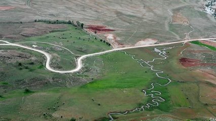 Munzur Dağları'ndaki karların erimesiyle oluşan menderesler cezbediyor