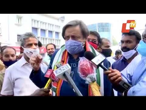 Shashi Tharoor, Congress MP Pull Auto-Rickshaw Protesting Fuel Price Rise Outside Kerala Secretariat