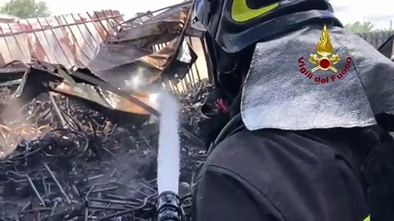 Napoli, incendio capannone nella zona del porto proseguite per tutta la notte le operazioni di spegnimento, 3 squadre vigilidelfuoco ancora al lav