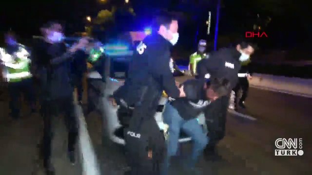 Kısıtlamada duvara çarpan kamyonetin sürücüsü polise zor anlar yaşattı