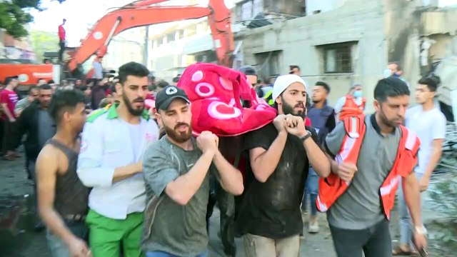 رجال الإنقاذ يبحثون عن ضحايا تحت أنقاض المباني المنهارة جراء القصف الإسرائيلي في غزة