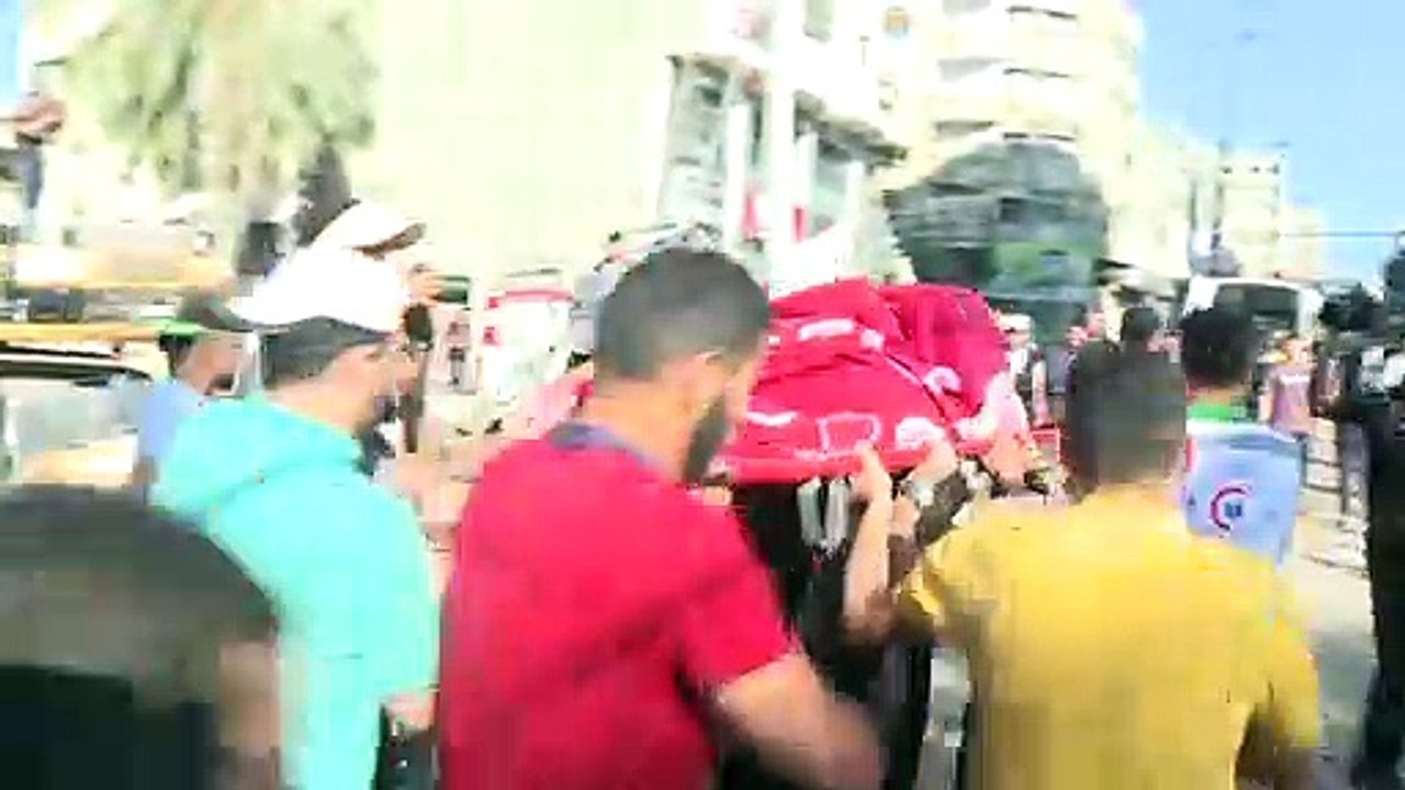 رجال الإنقاذ يبحثون عن ضحايا تحت أنقاض المباني المنهارة جراء القصف الإسرائيلي في غزة