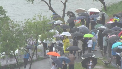 "故 손정민 사인 명백히 규명"...시민 백여 명 빗속 집회 / YTN