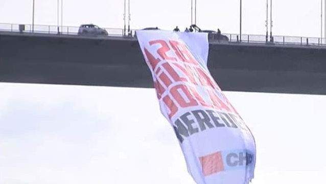 CHP'li vekiller 15 Temmuz Şehitler Köprüsü'ne 128 milyar dolar nerede? yazılı dev bir pankart astı