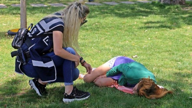 Polis sahilde derin uykuya dalan kadını uyandırmak için uzun süre uğraştı