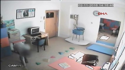 Yürekleri sızlatan görüntüler! Otizmli öğrenciye dayak!