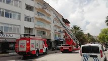 Son dakika haberleri... Apartmanın 5. katındaki daireye balkondan giren itfaiye gaz sızıntısını önledi