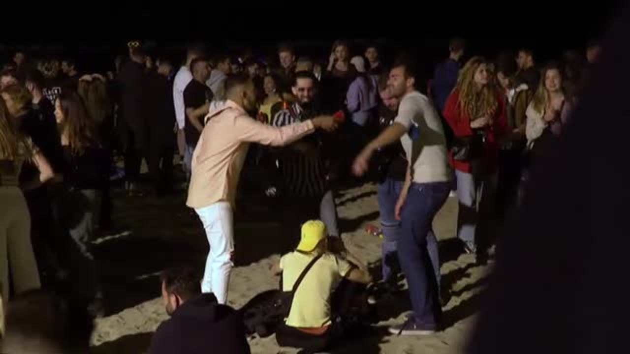 Barcelona: otra noche de botellones en calles y playas