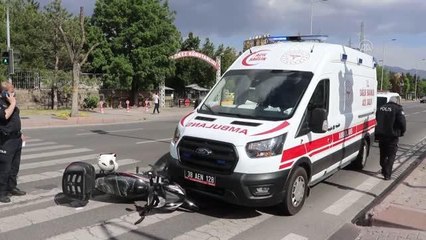 Motosikletle ambulansın karıştığı kazada bir sağlık personeli yaralandı