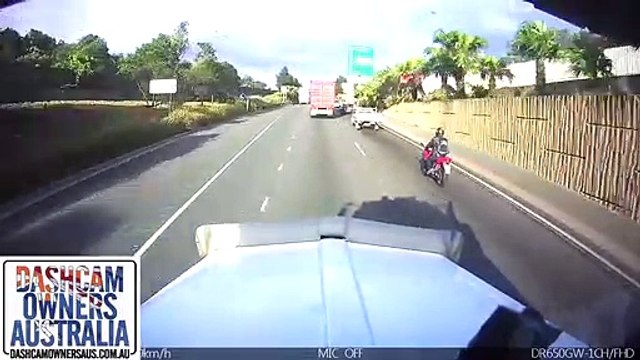 Un biker se retrouve dans la remorque d'un camion avec sa moto