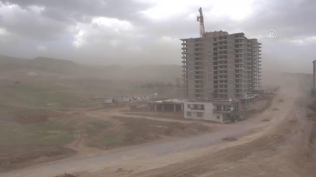 Kırıkkale'de şiddetli fırtına çatıları uçurdu, ağaçları devirdi