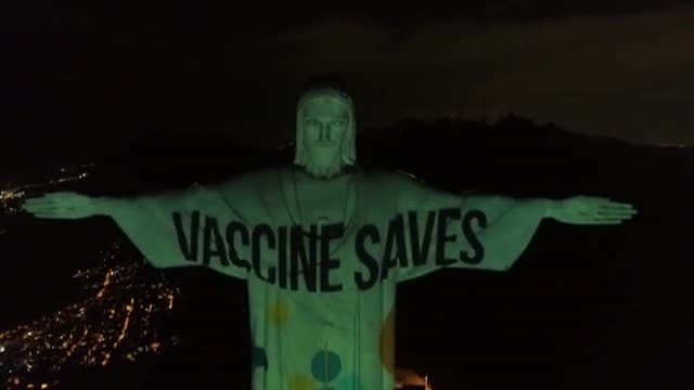 El Cristo redentor se ilumina para pedir el reparto equitativo de las vacunas en el mundo