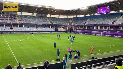 Surten a escalfar les jugadores del Barça a Göteborg