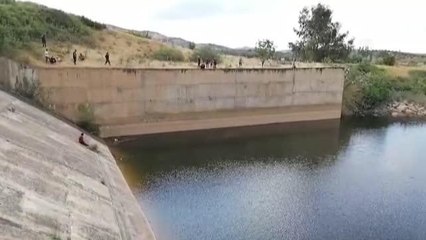 Son dakika: Baraj duvarında mahsur kalan çocuk kurtarıldı, tahliye havuzuna düşen arkadaşı aranıyor