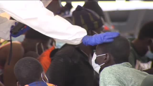 Llegan al puerto de Arguineguin 55 personas que viajaban a bordo de un cayuco