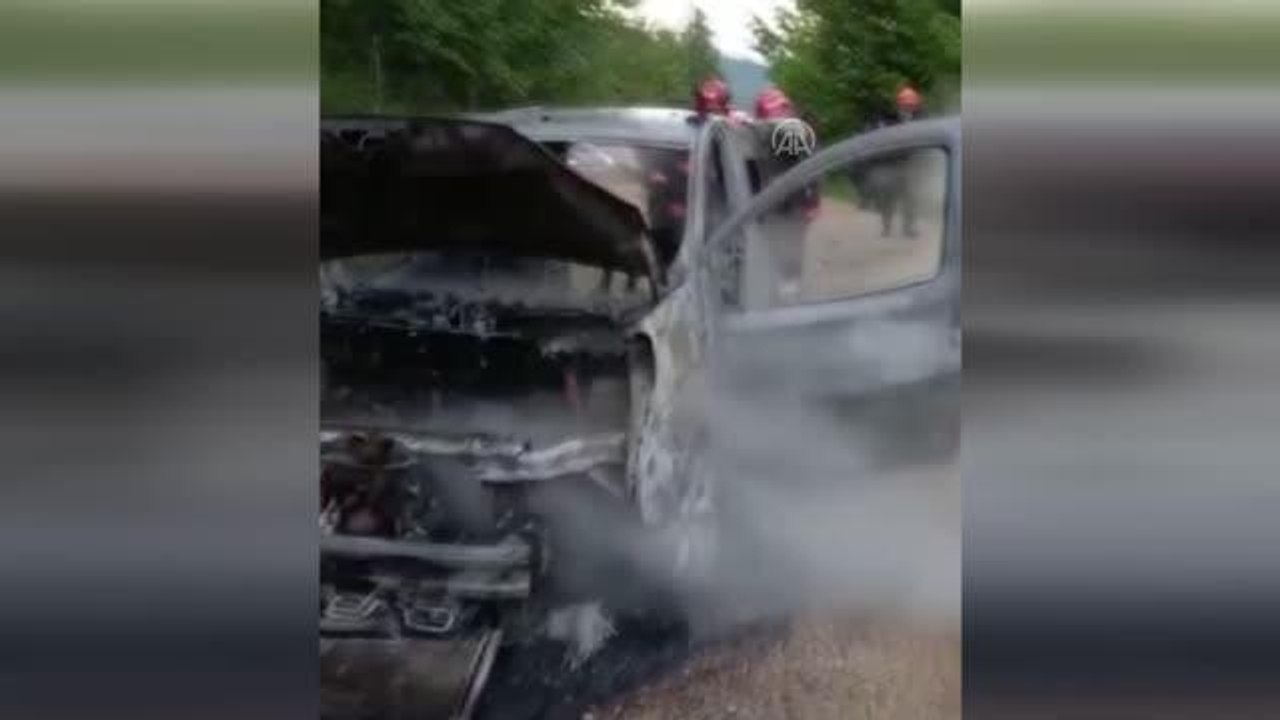 Motor kısmında yangın çıkan hafif ticari araç k...