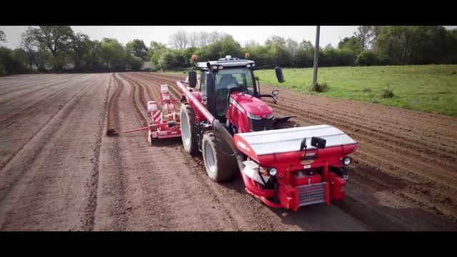 Semis maïs 2021 avec une CUMA en Massey Ferguson