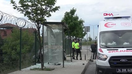 İSTANBUL-ARNAVUTKÖY'DE OTOMOBİL OTOBÜS DURAĞINA GİRDİ: 1 YARALI